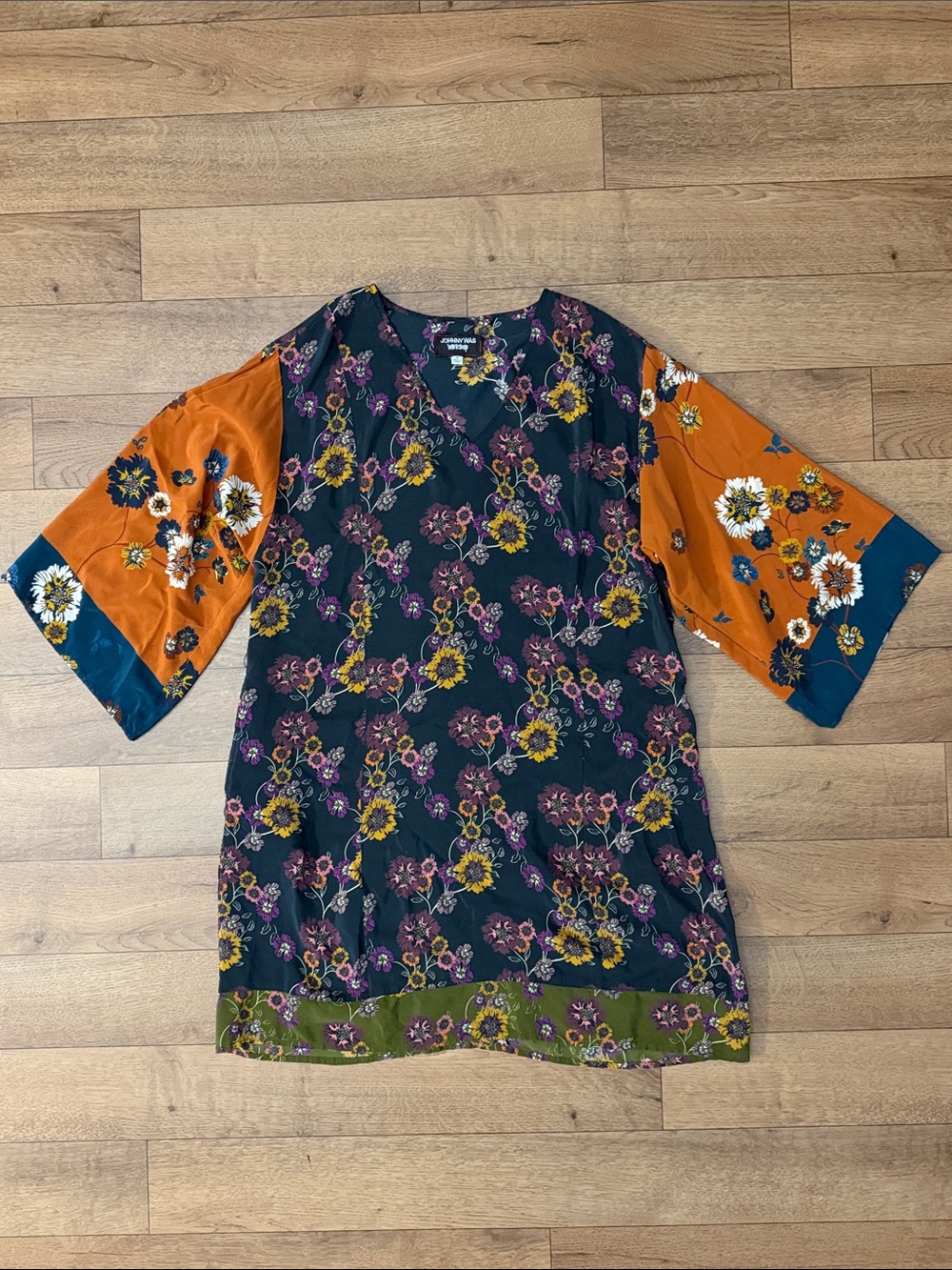 Johnny Was Workshop Size Medium 100% Silk Mini Dress / Tunic Boho Floral Luxe M